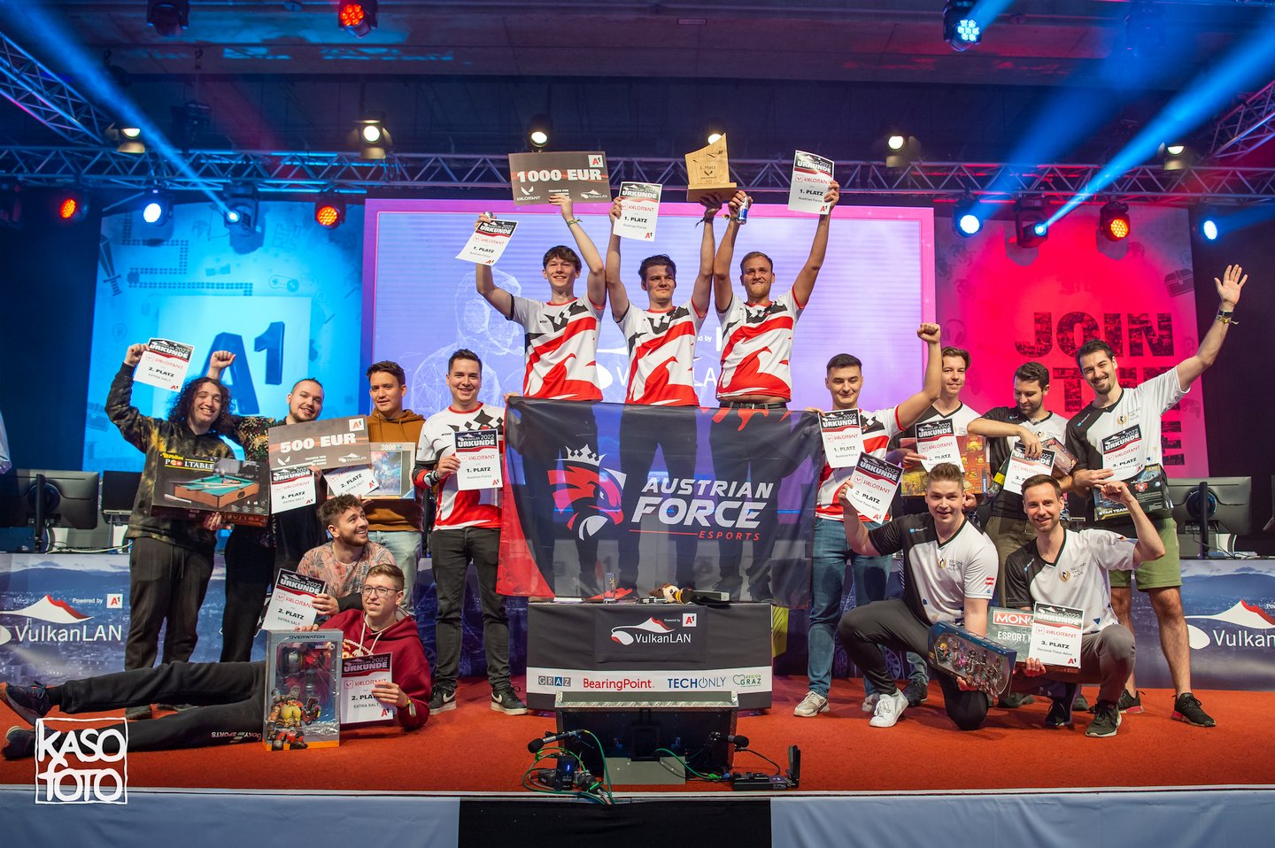 VulkanLAN 20221030 Kasofoto 78 Teamfoto Verabschiedung Eventende